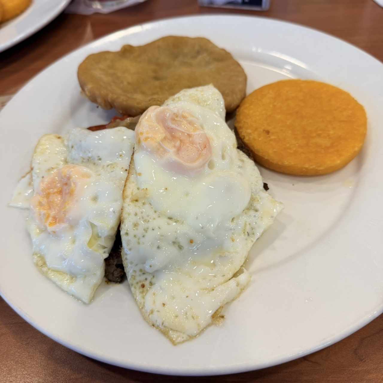Filete de res a Caballo con tortilla y hojaldre 