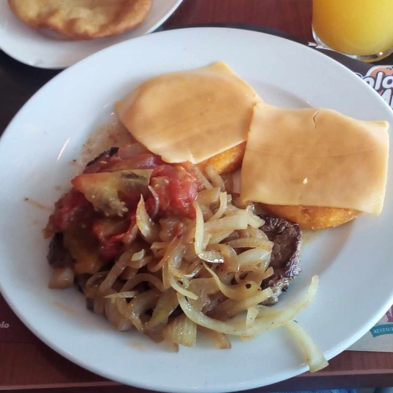 Filete de res con tomates y cebollas