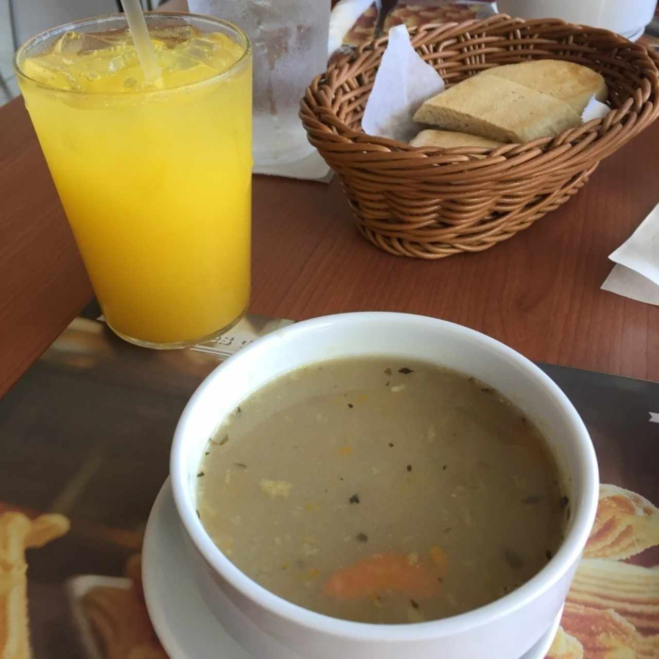 Caldo de pollo y chicha de piña