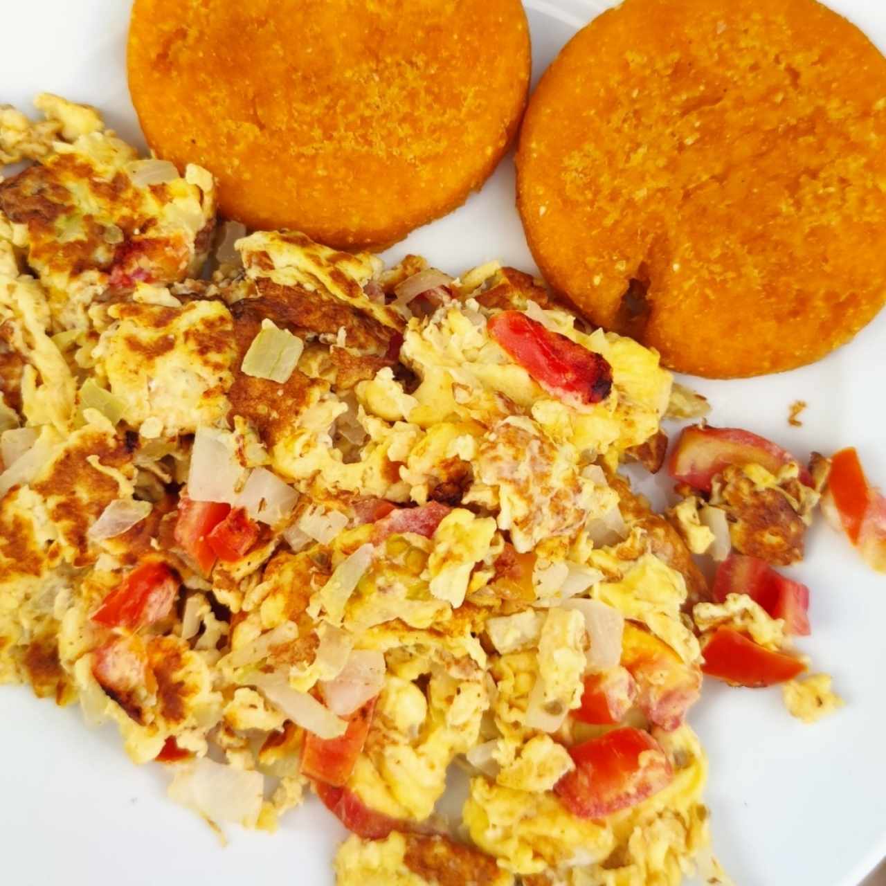 huevo revuelto con tomate y tortillas