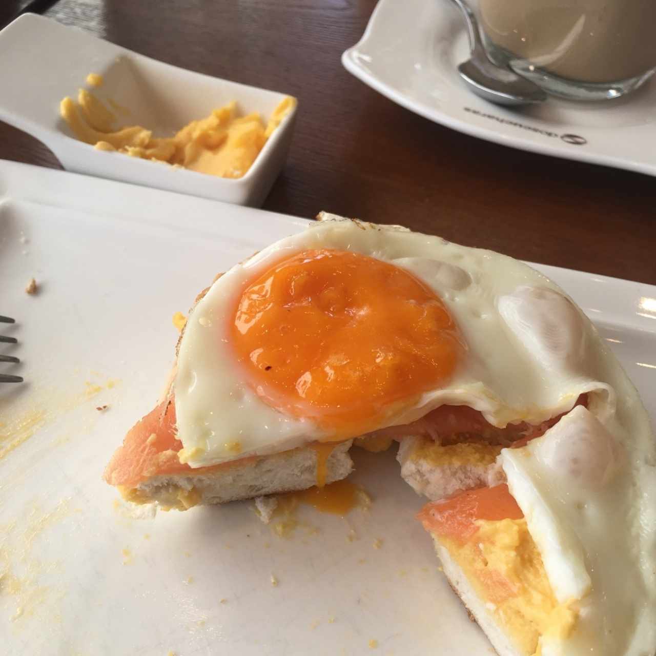 Los huevos benedicto , son al “estilo” . En mi opinion deberian cambiarle el nombre, o hacerlos como son. Me lleve gran desilusion, pese que la foto era la que habia.. la salsa dejaba mucho que desear, el pan tambien.. y los huevos por el precio que tiene el plato deberian estar cocinados de una manera como son el nombre del plato. No repetiré mas este plato