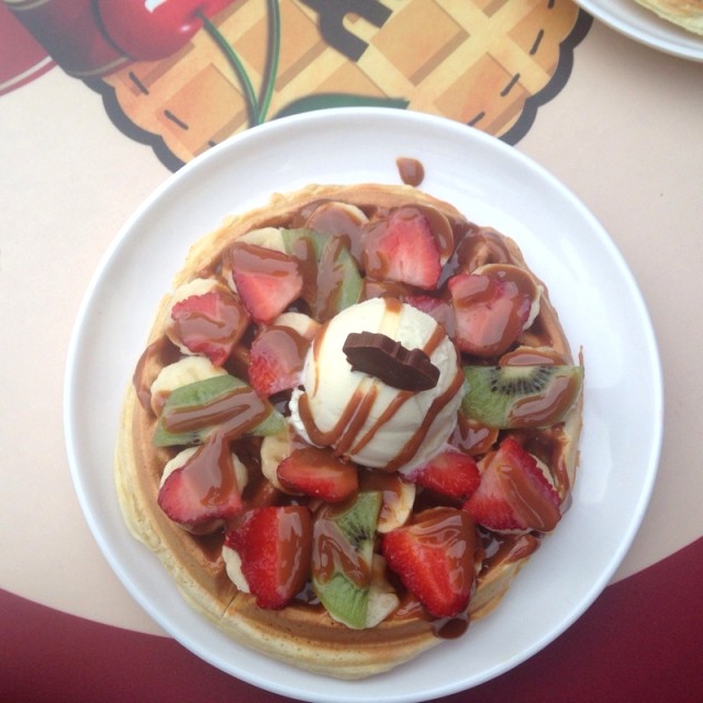 Waffle con dulce de leche, frutas( fresas, kiwi y banano) y helado de vainilla.