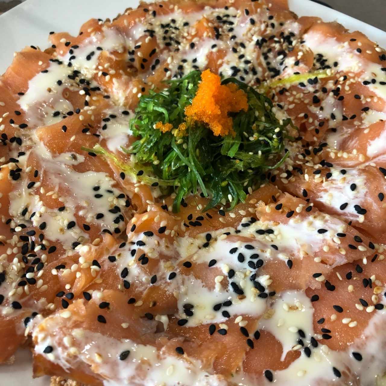 Sushi pizza de salmón