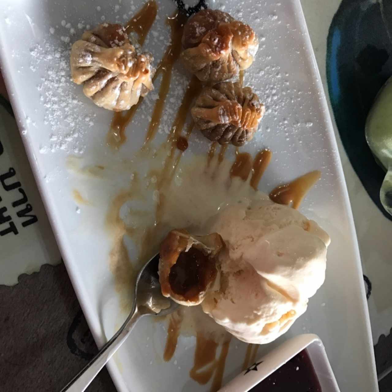 Wontons de queso y dulce de leche con helado
