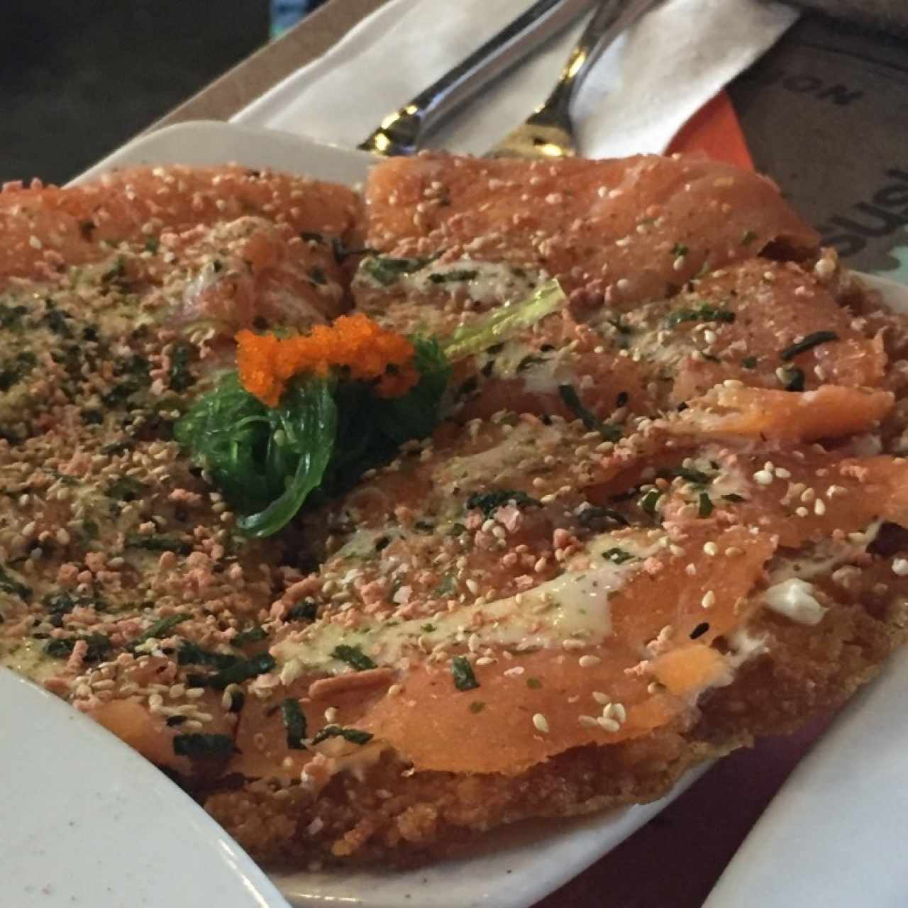 Sushi pizza de salmón
