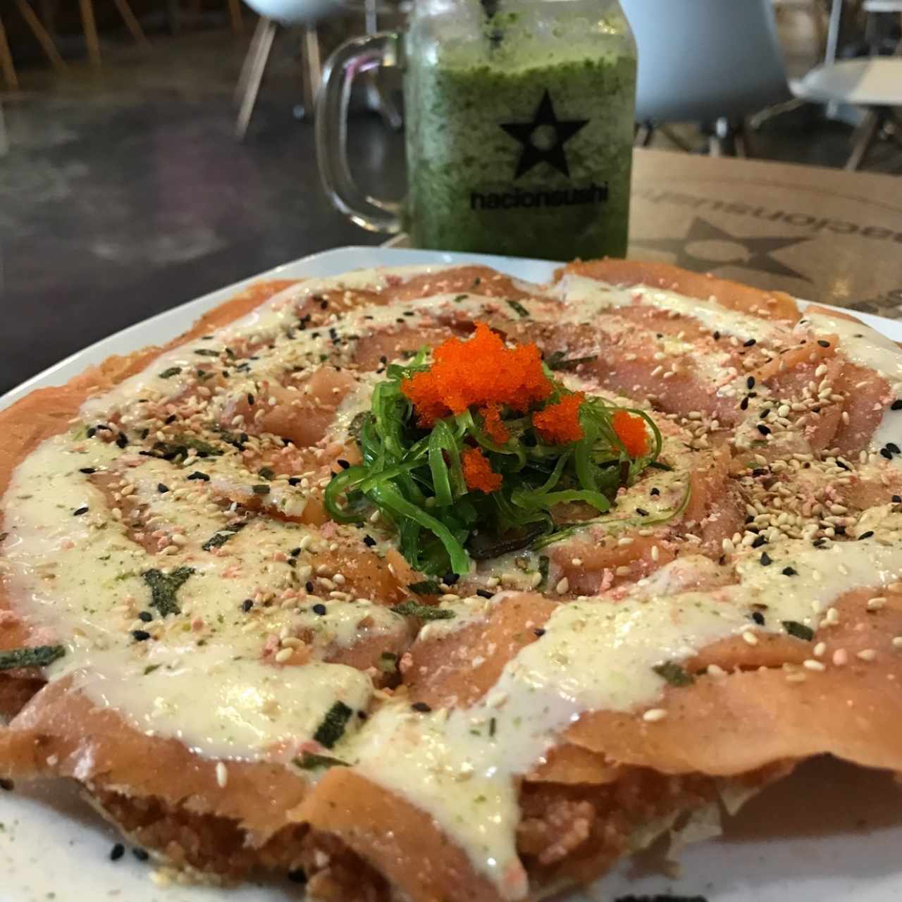 sushi pizza de salmón ahumado
