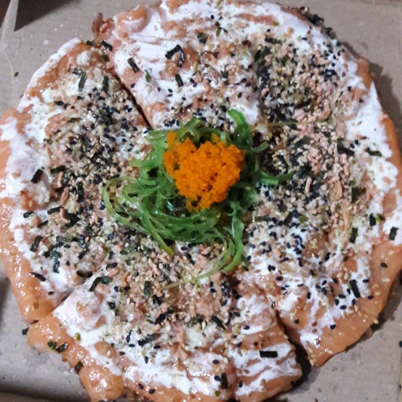 Sushi pizza de salmón