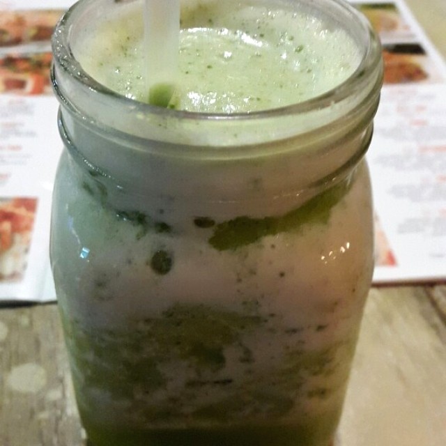 Jugo de piña, naranja y albahaca