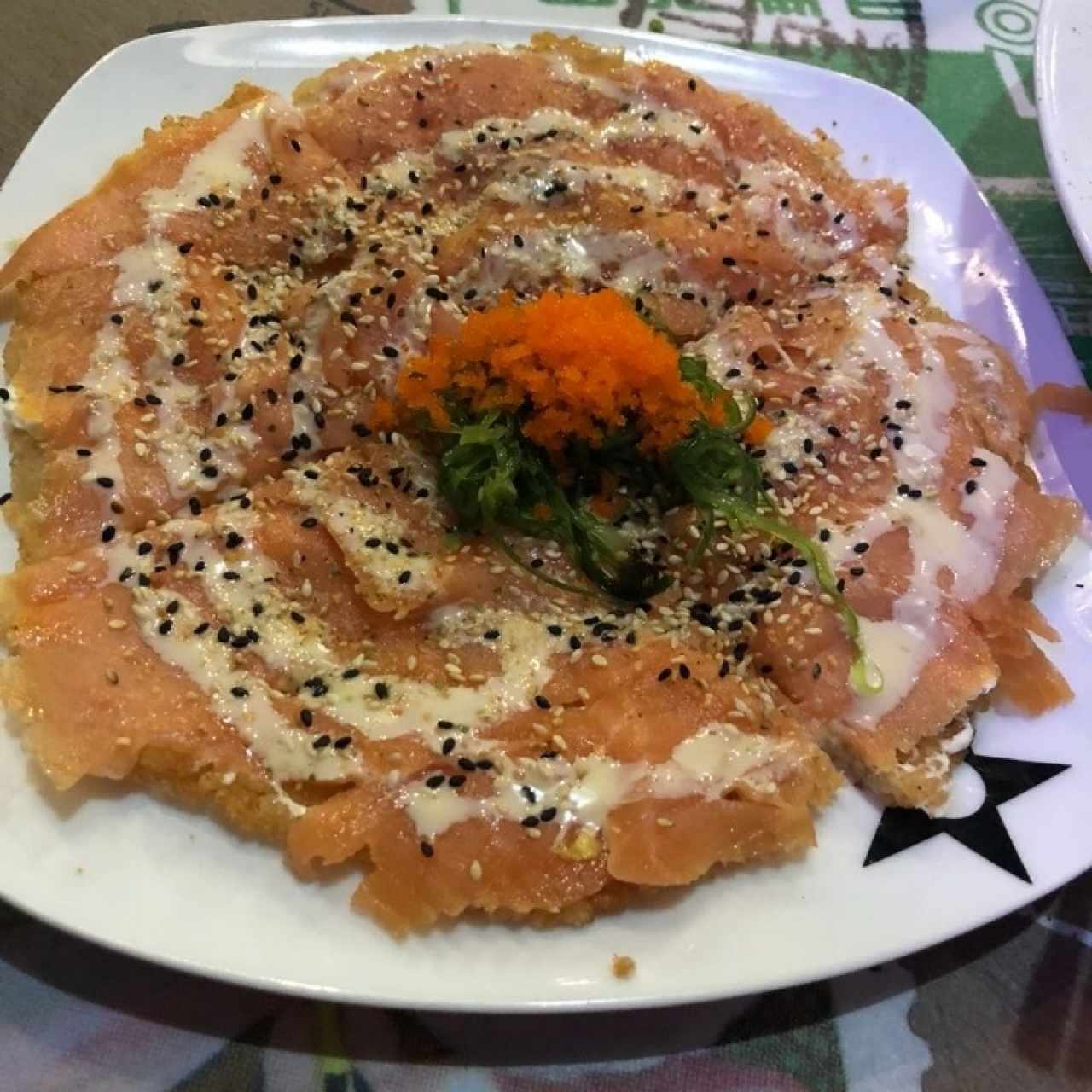 Sushi pizza de salmón