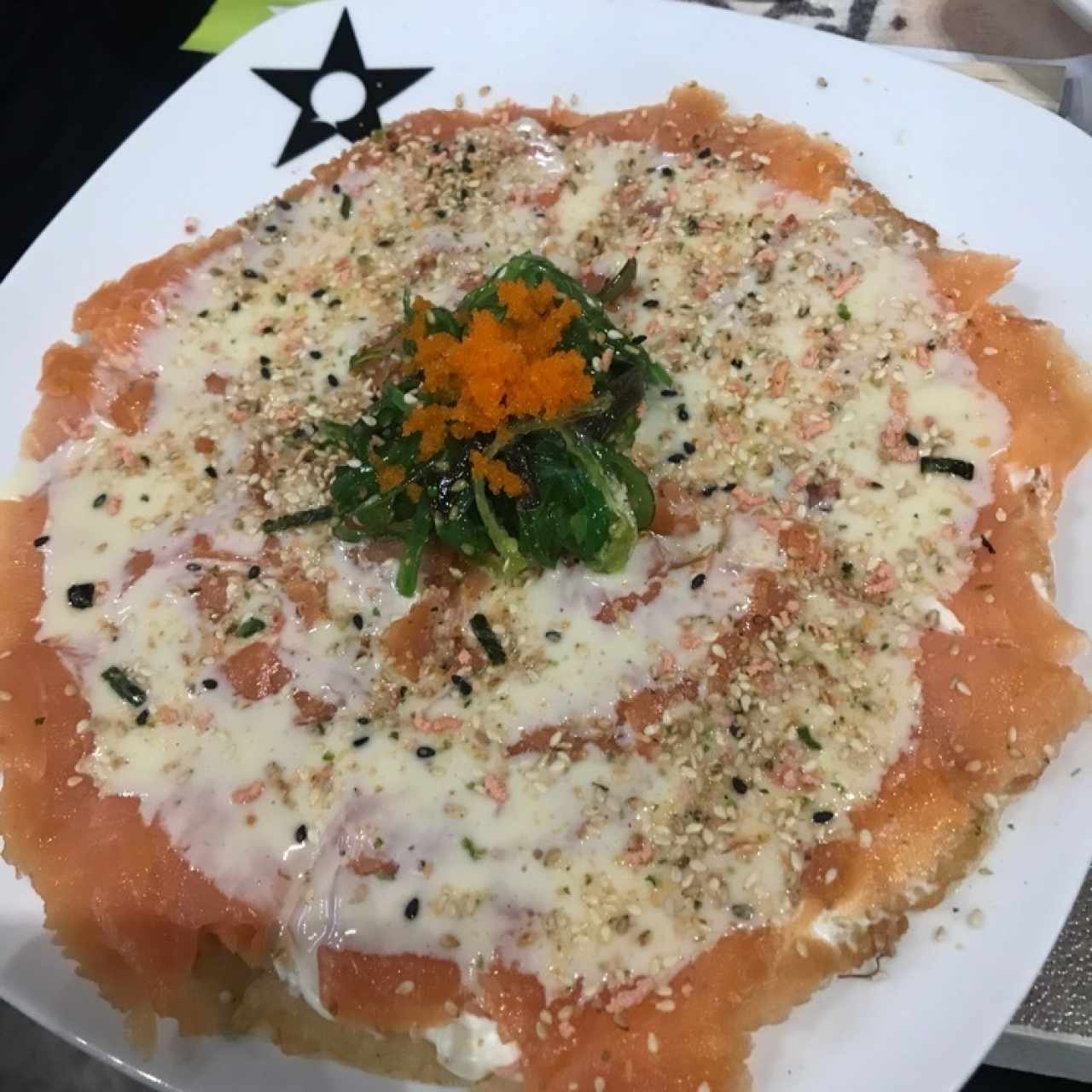 Sushi pizza de salmón