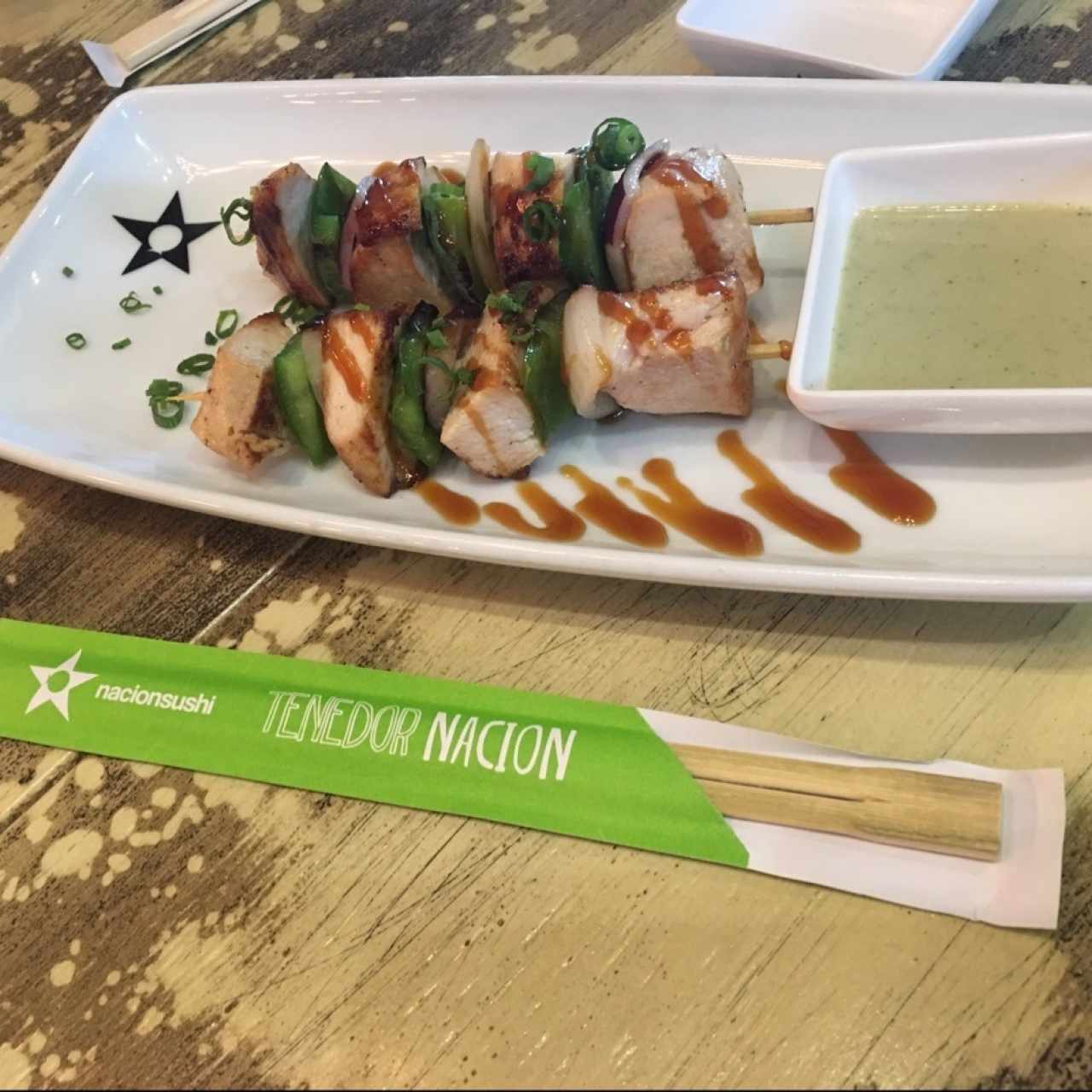 Satay de pollo