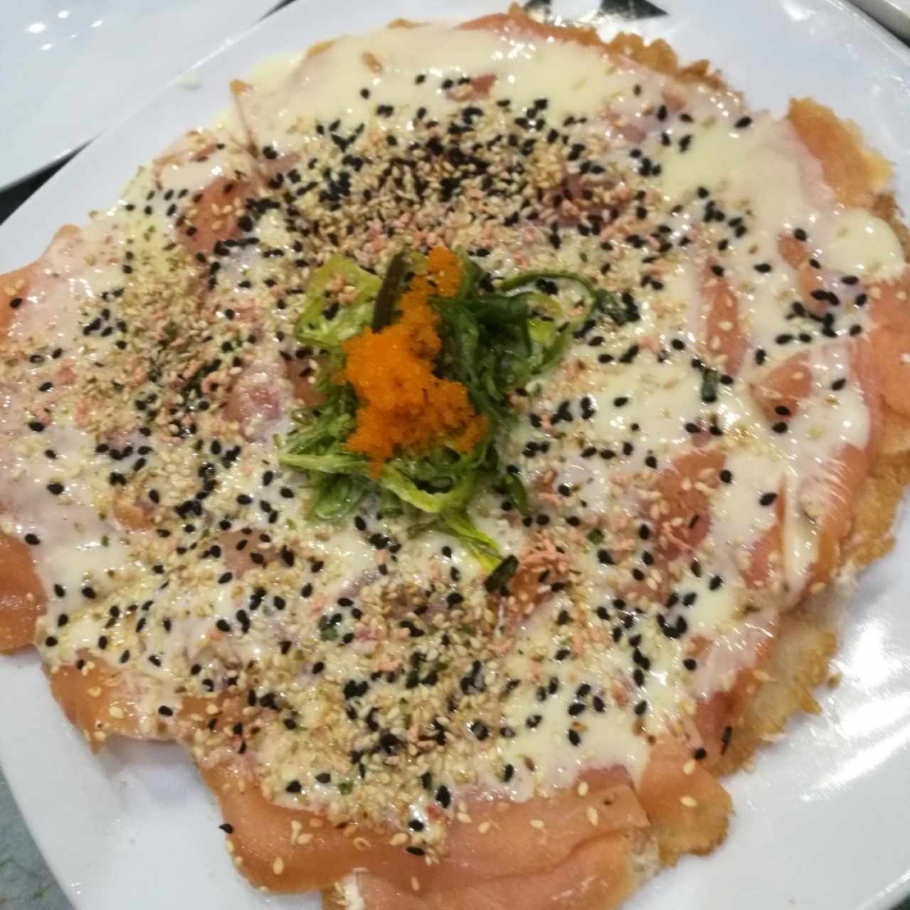 Sushi pizza de salmón
