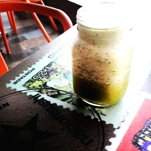 Jugo de piña, naranja y albahaca