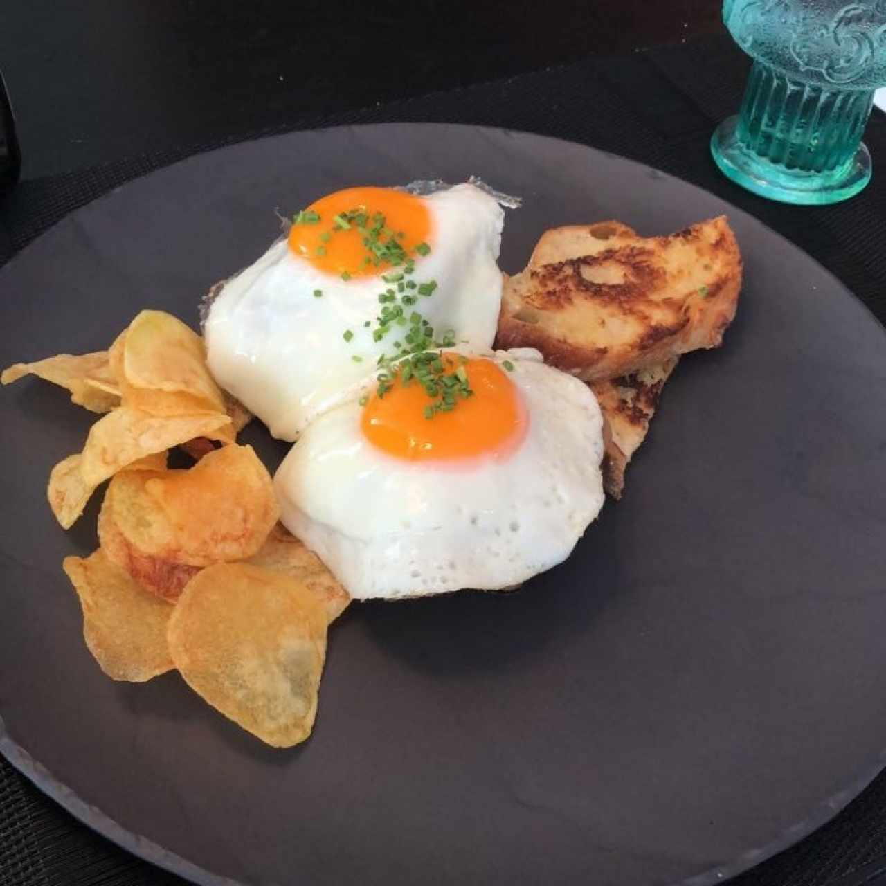 Filete a Caballo con Huevos, Bacon y Sofrito de Tomate y Cebolla