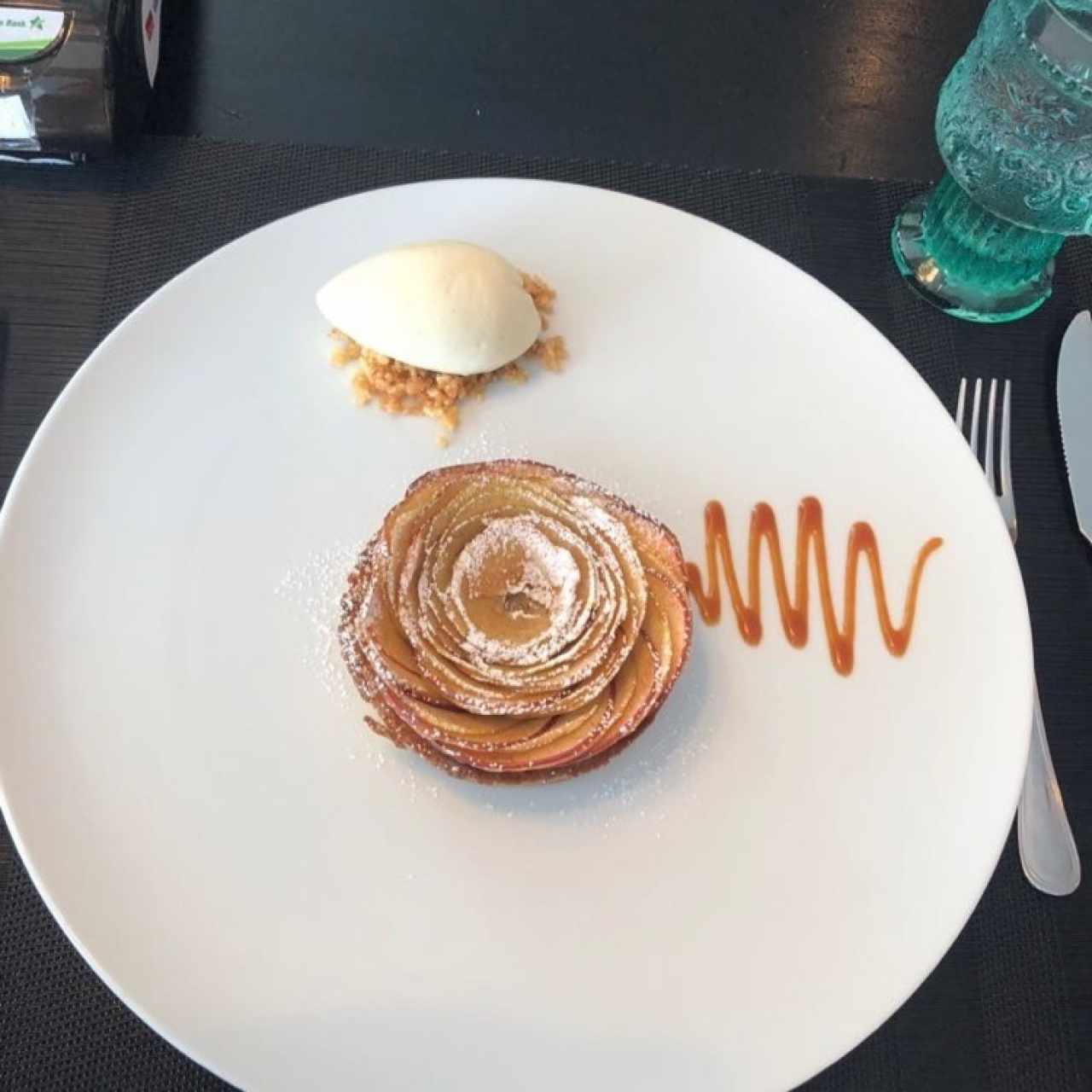 Tarta de Manzana con Helado de Vainilla y Trozos de Almendras