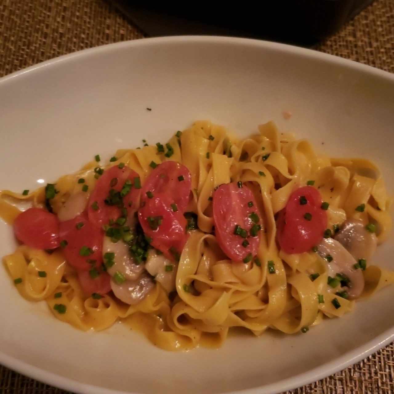 Fettuccini Hongos, Tomate y Parmesano