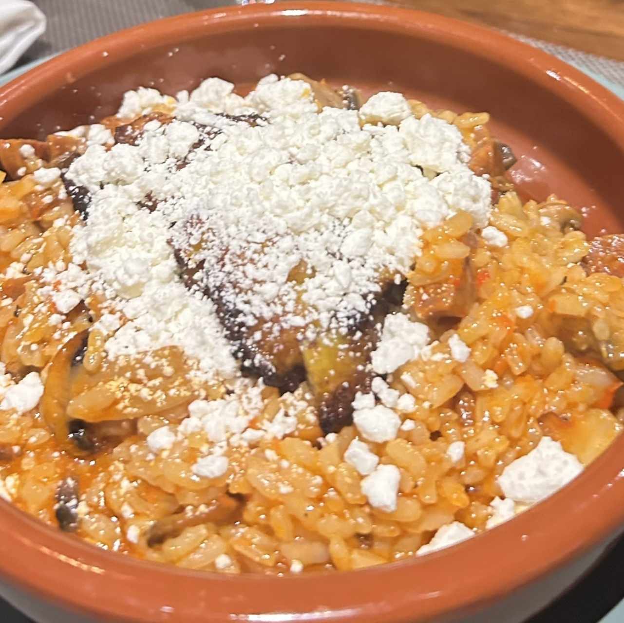 Risotto de Hongos, chorizo español, tajada y queso feta