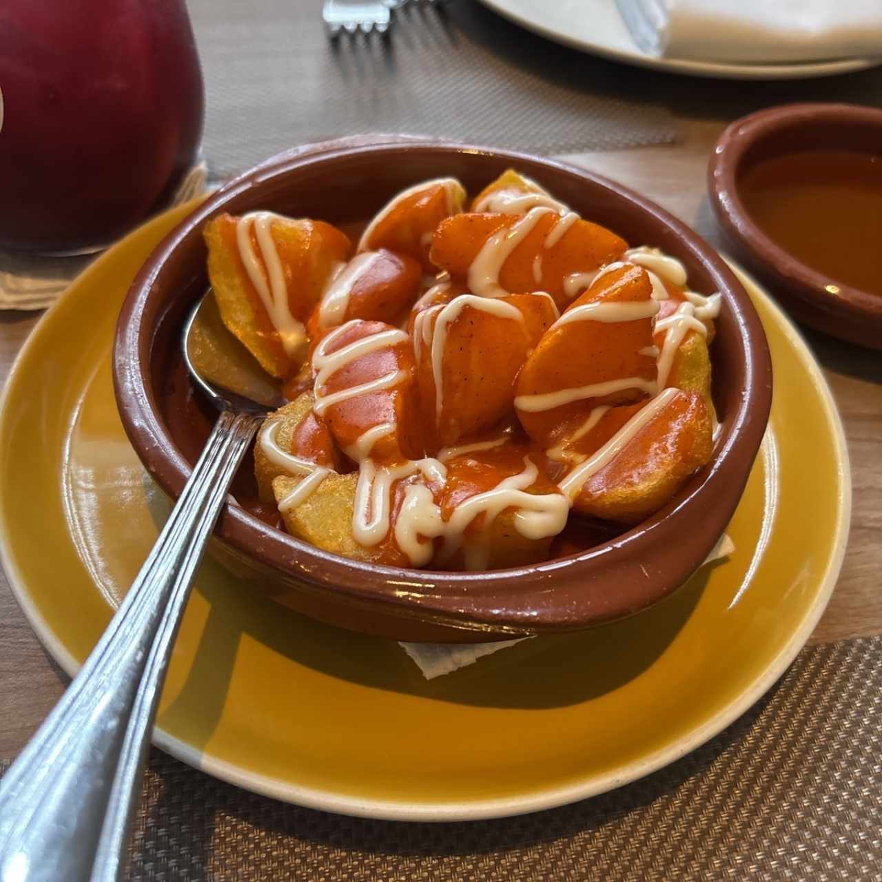 Papas Bravas, salsa brava perris, all i oli de ajo rostizado