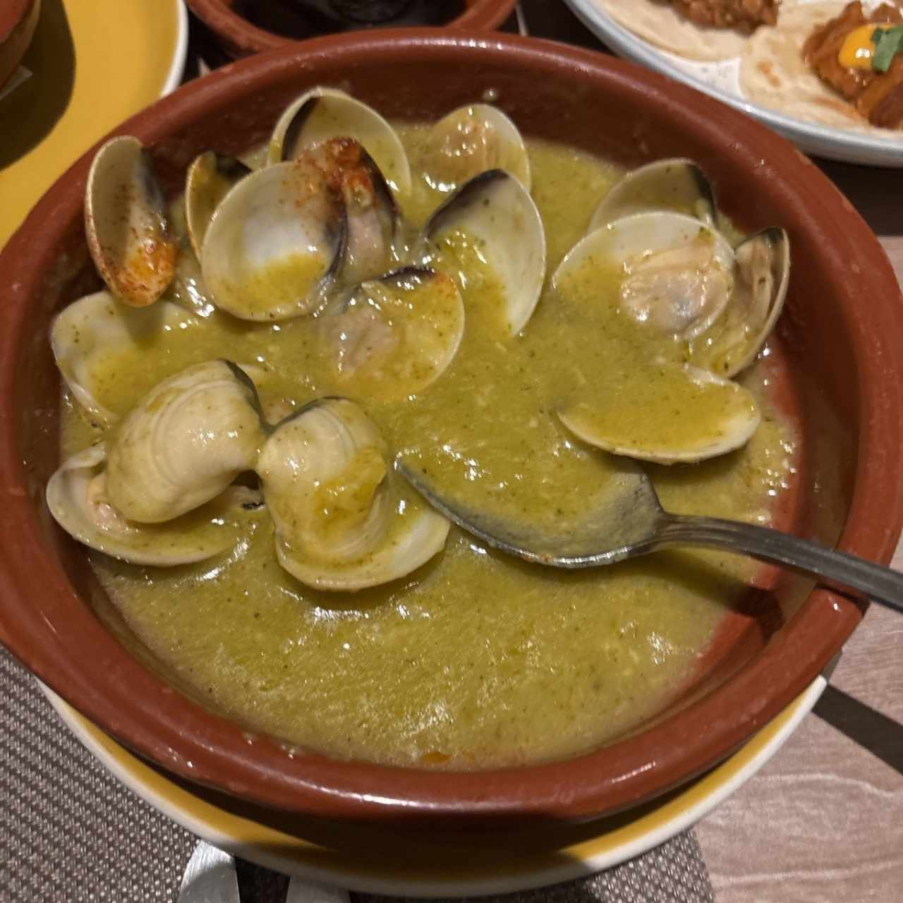 Almejas, al ajillo estilo Azafrán