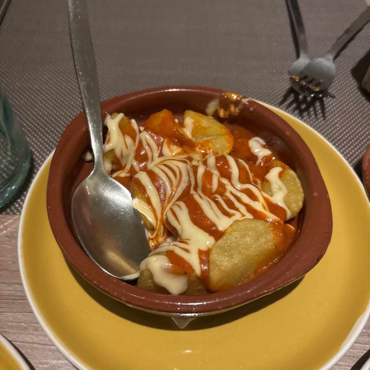 Papas Bravas, salsa brava perris, all i oli de ajo rostizado