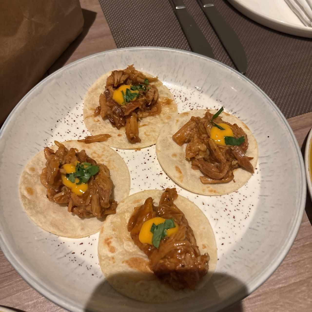 Mini Tacos de Cochinillo Asado, salsa bbq de maracuyá y brava