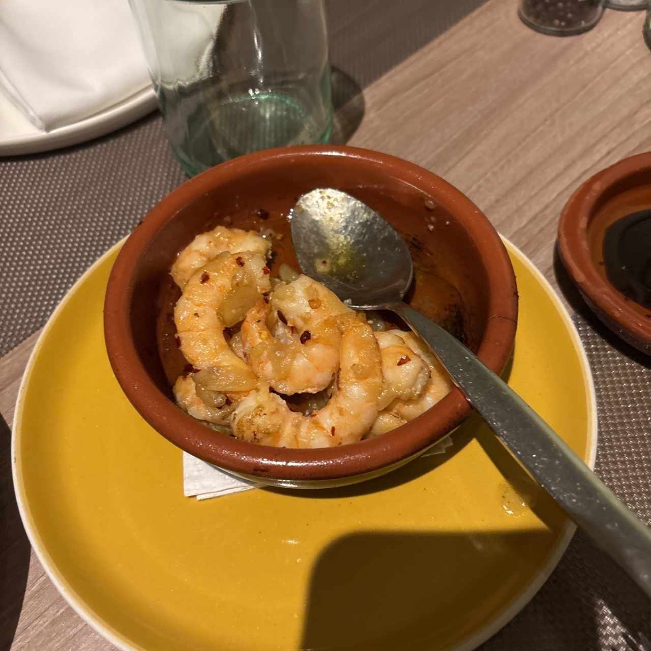 Camarones a la Bilbaina (ajo confitado, guindillas y aceite de oliva)