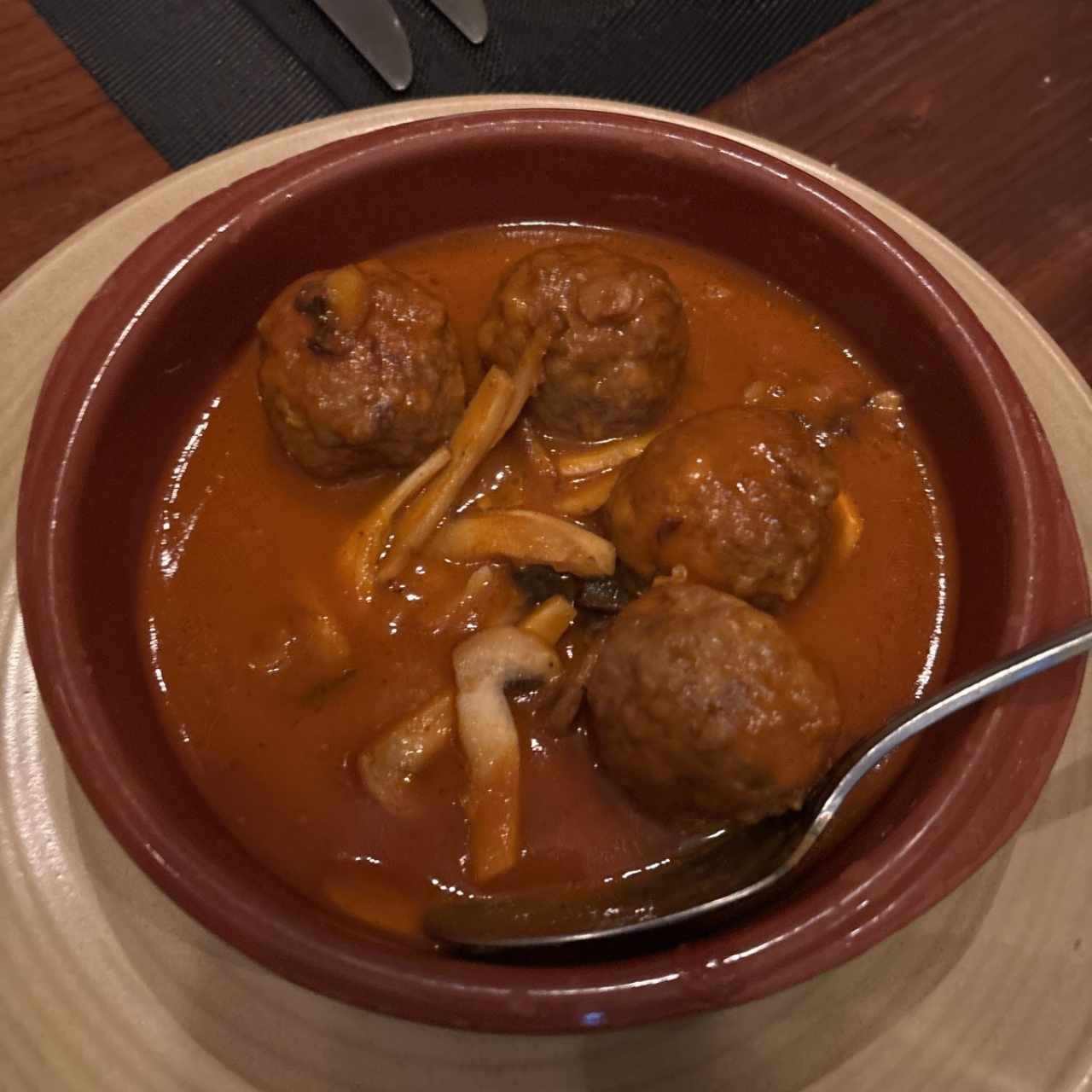 Albondigas de Rib Eye, salsa de vino tempranillo y hongos