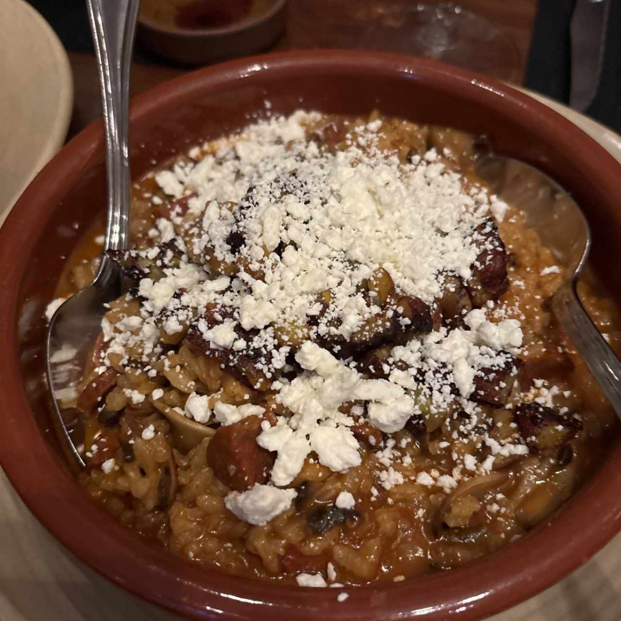Risotto de Hongos, chorizo español, tajada y queso feta