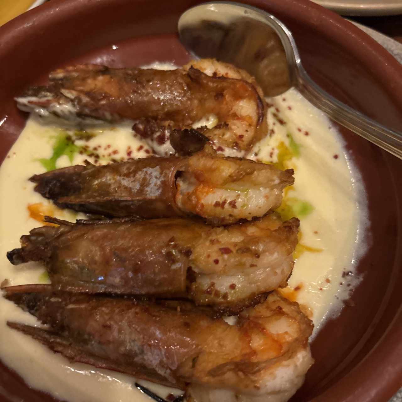 Langostinos, salsa manchego y jamón ibérico / salsa bilbaina