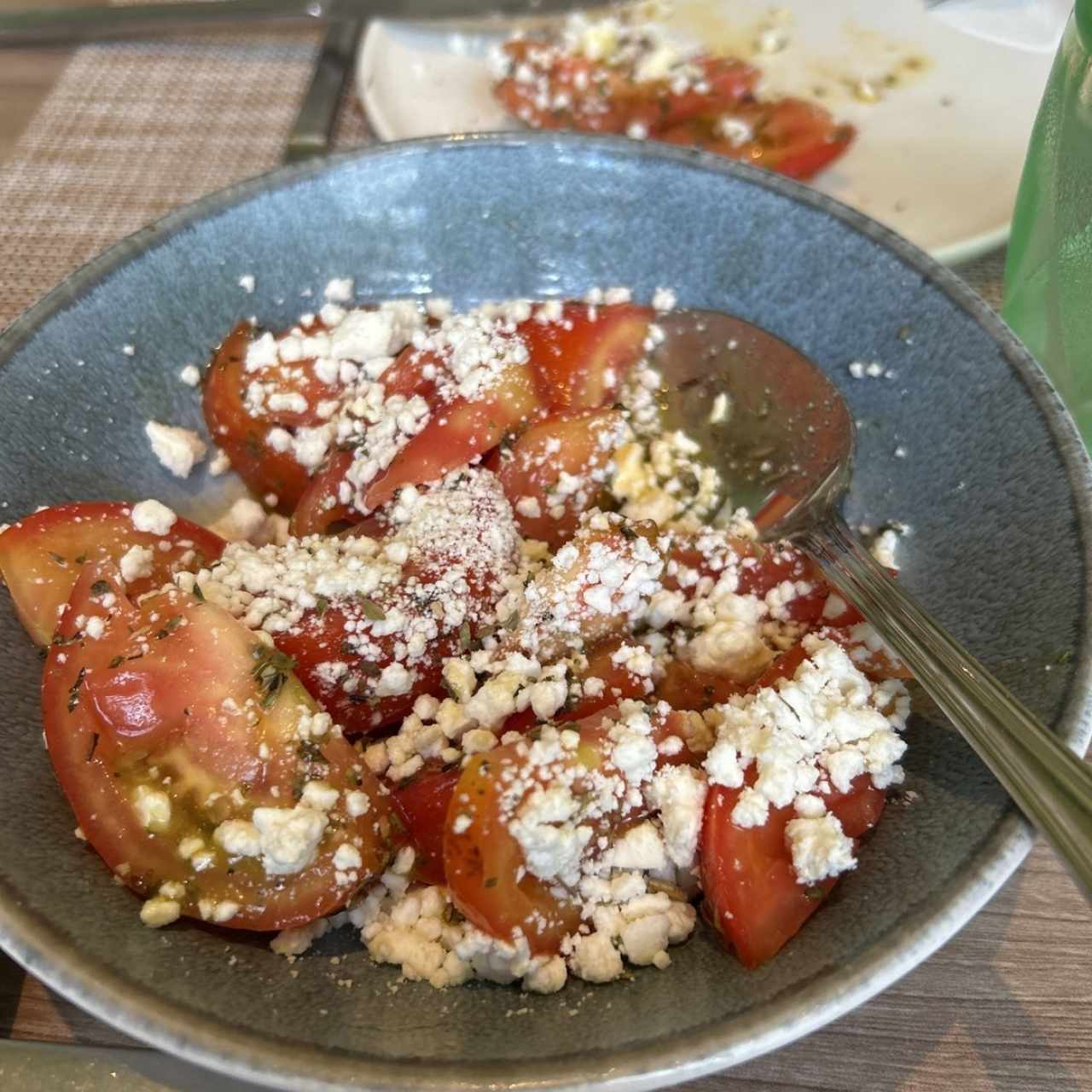 Tomates aliñados, queso feta, orégano y aceite oliva extra virgen