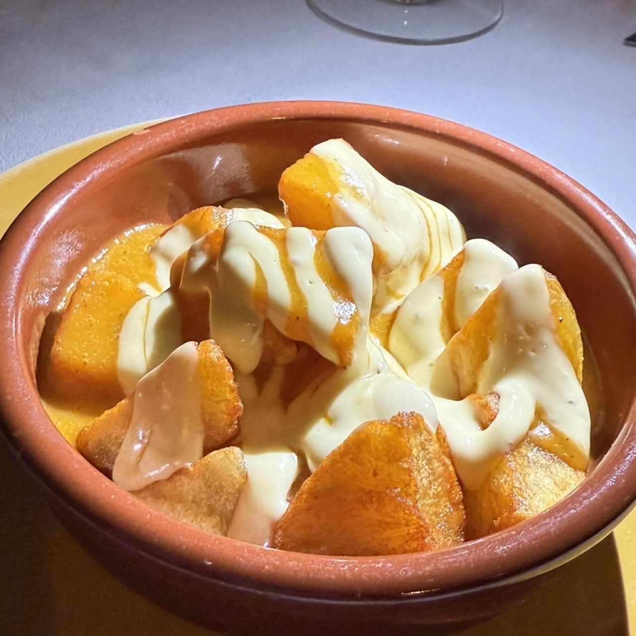 Papas Bravas, salsa brava perris, all i oli de ajo rostizado