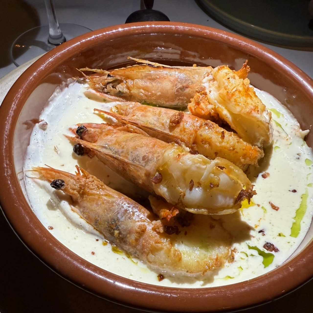 Langostinos, salsa manchego y jamón ibérico / salsa bilbaina