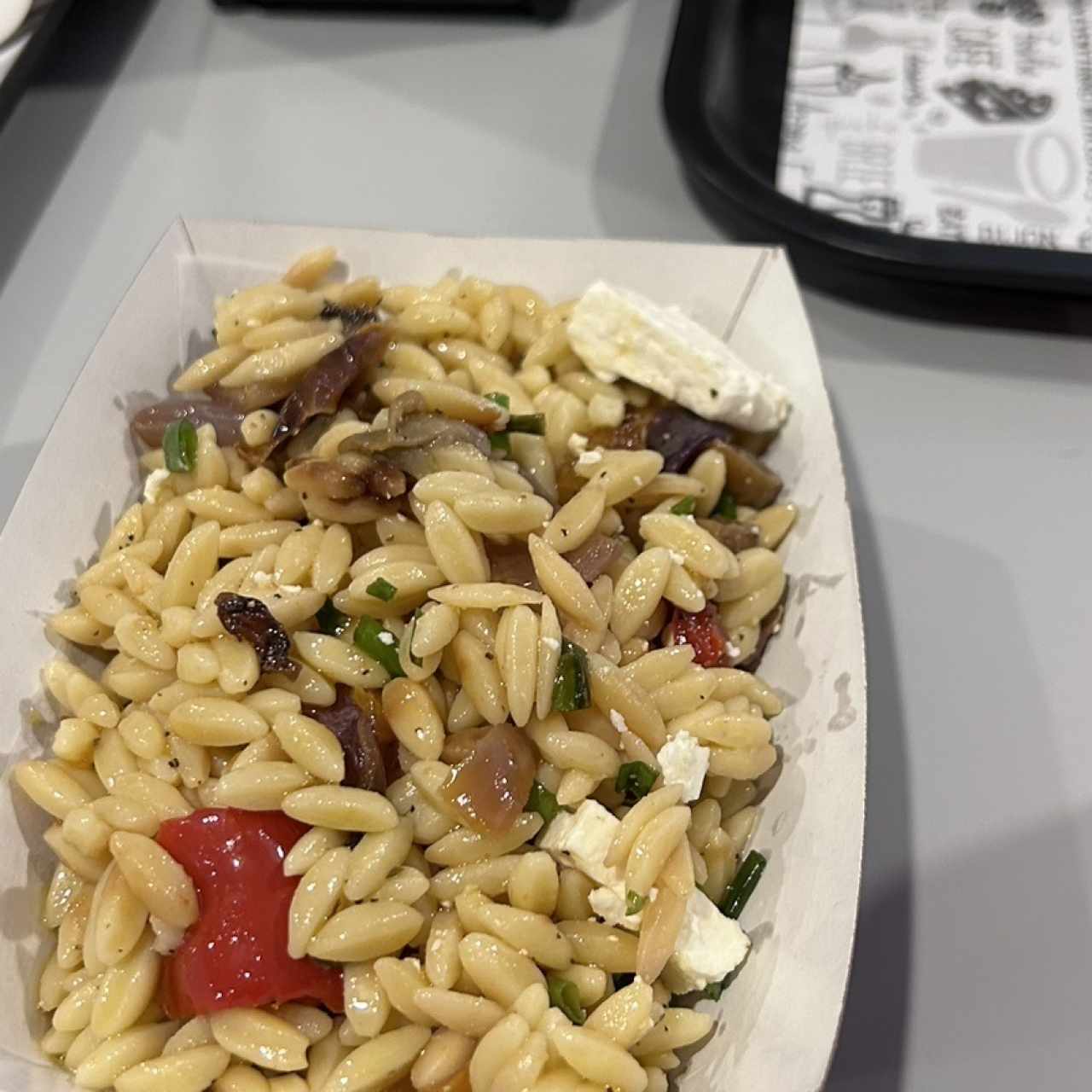 Orzo con vegetales rostizados y queso feta con vinagreta de limón