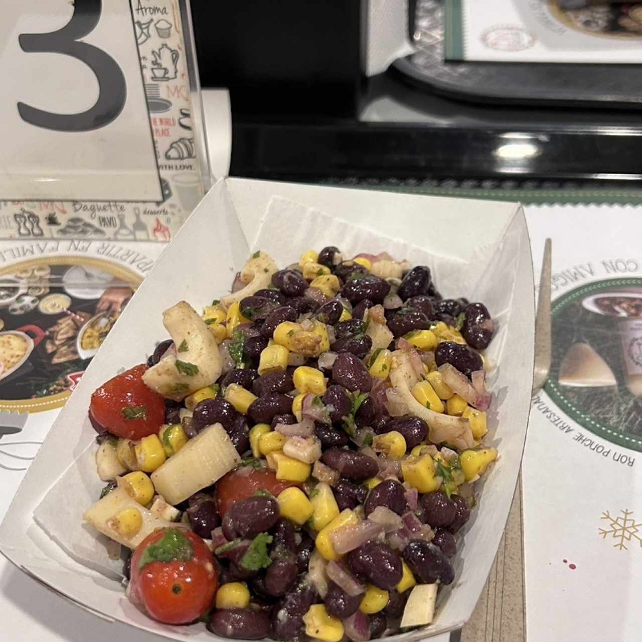 Bean salad mediterránea: frijoles, garbanzos, alcachofas, pepino, tomate,