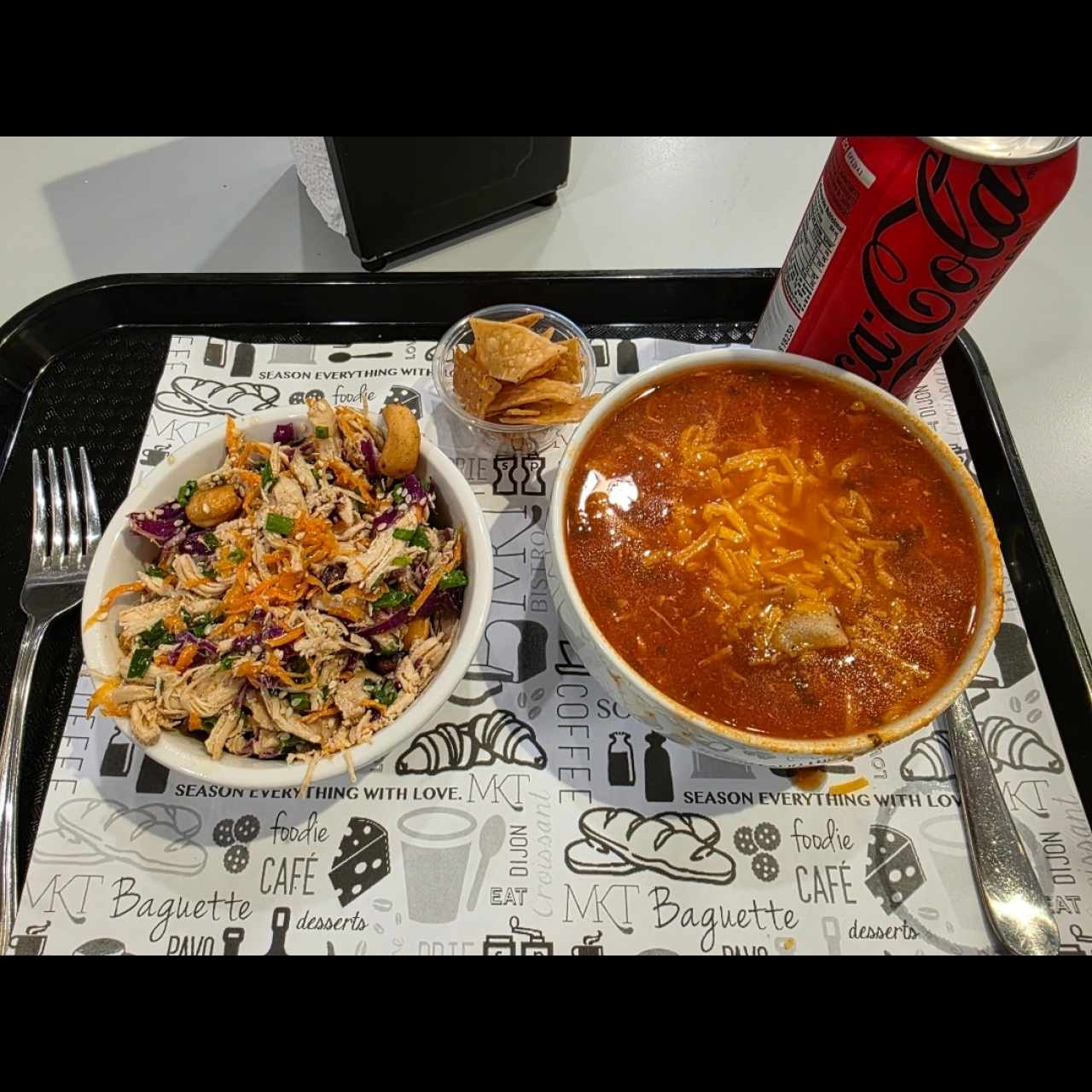 Ensalada de pollo y Sopa de Tortilla
