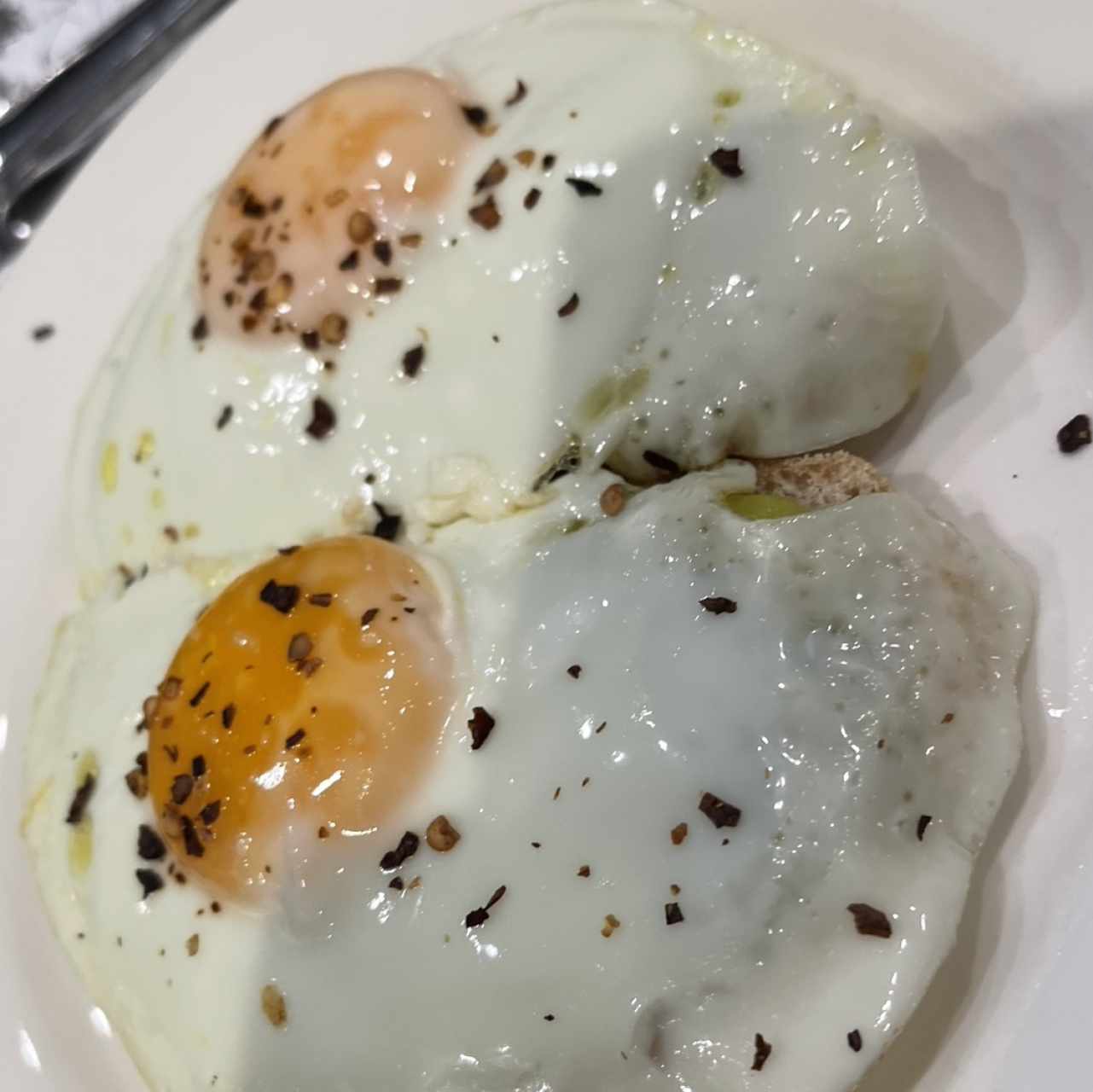 Avocado Toast: gucamole, dos huevos fritos