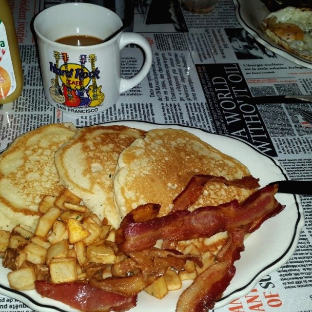 Pancake Platter con hash brown y bacon