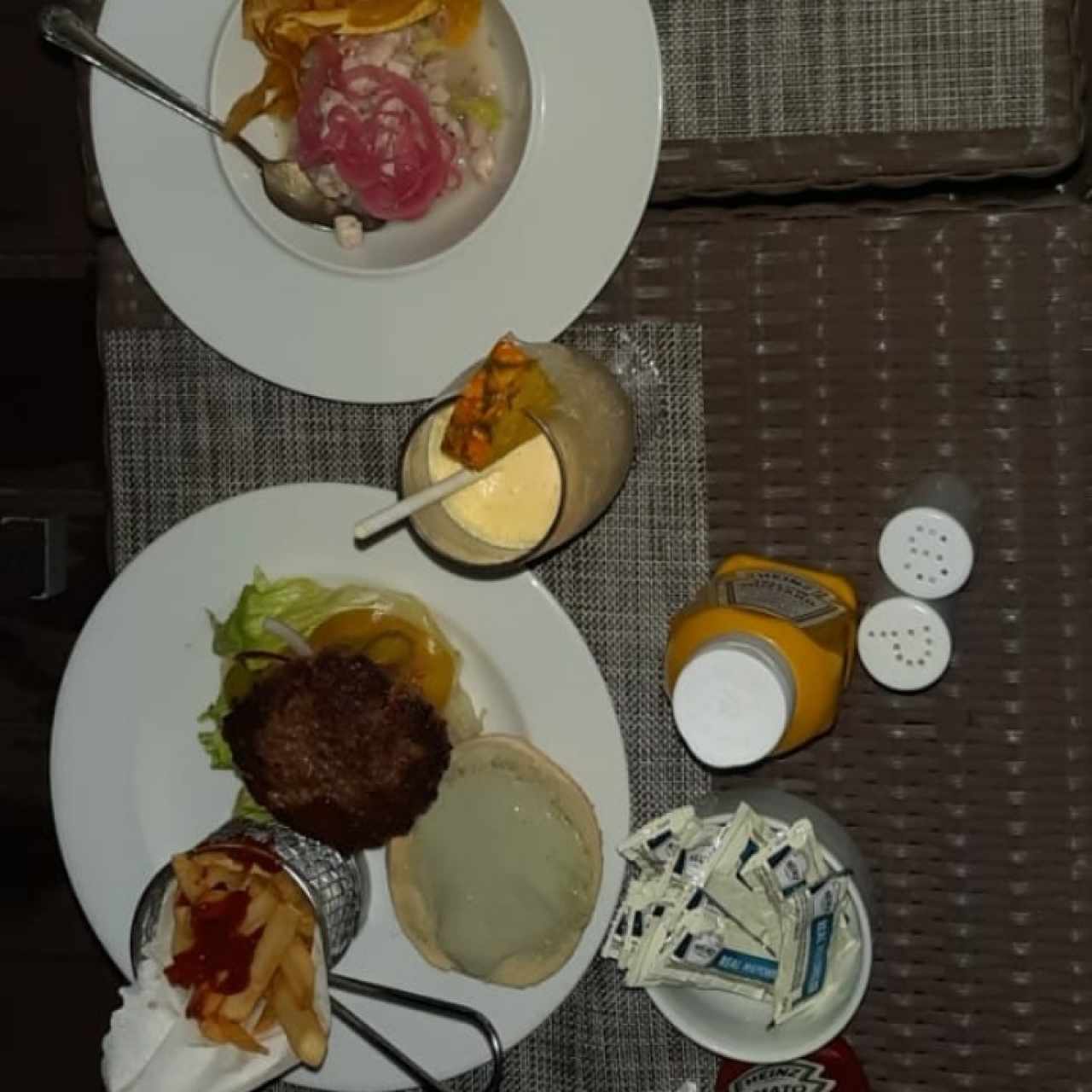 hamburguesa con queso azul y ceviche
