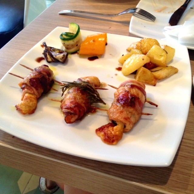 Pollo envuelto con prosciutto y queso