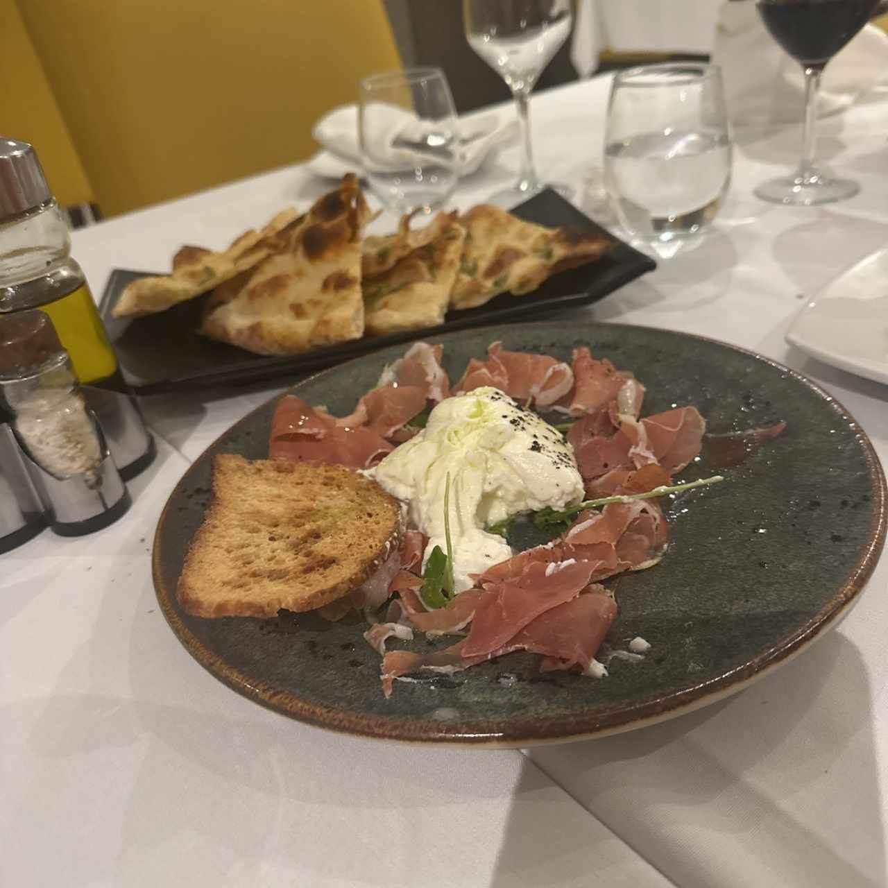 Antipasti - Burrata con prosciutto