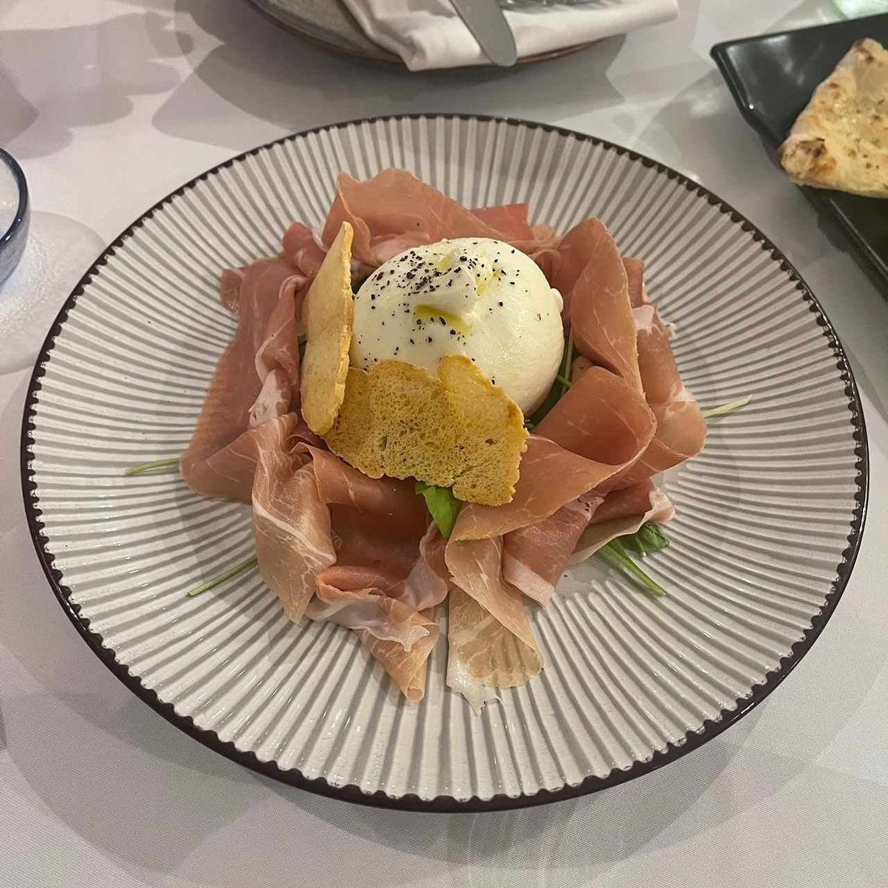 Antipasti - Burrata con prosciutto