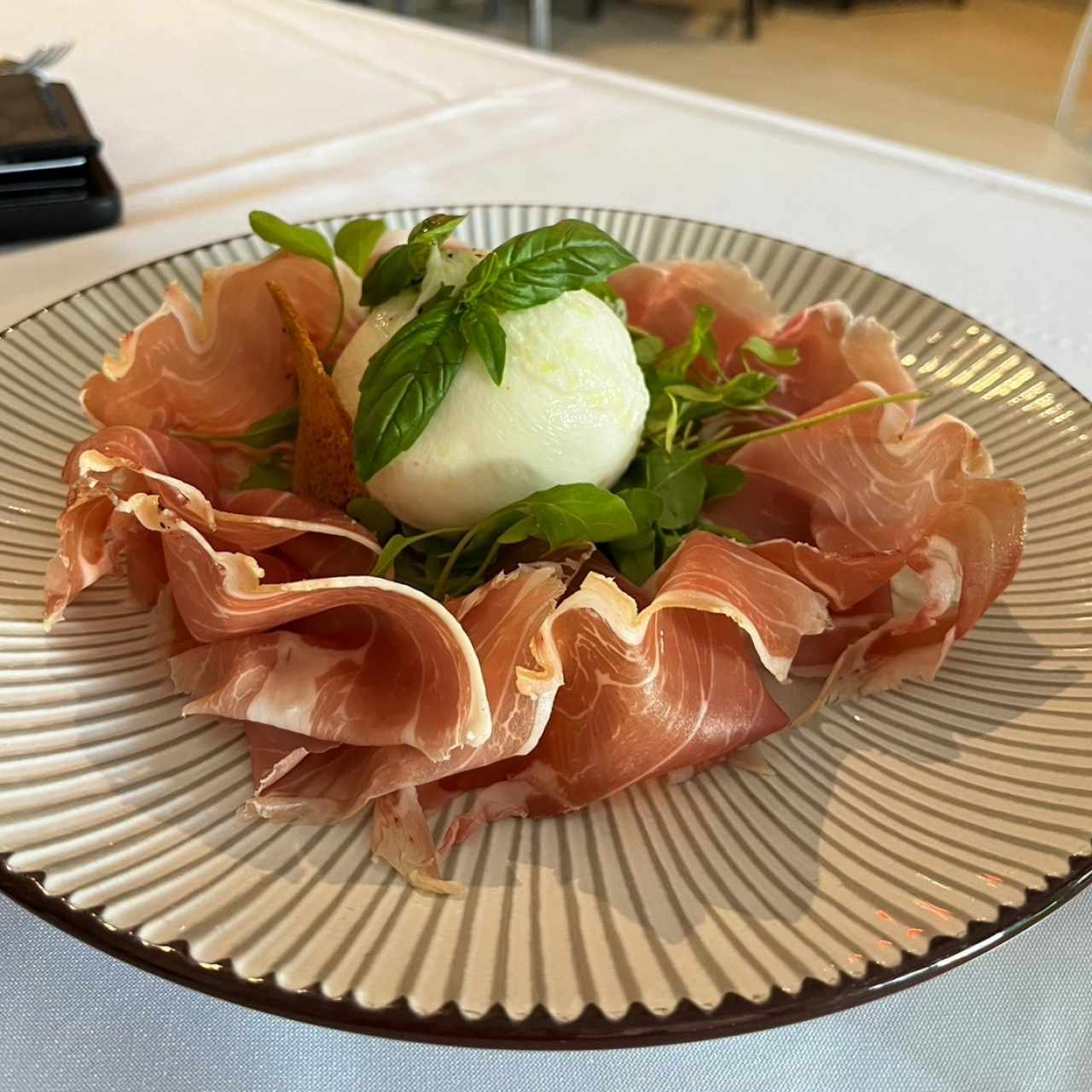 Antipasti - Burrata con prosciutto