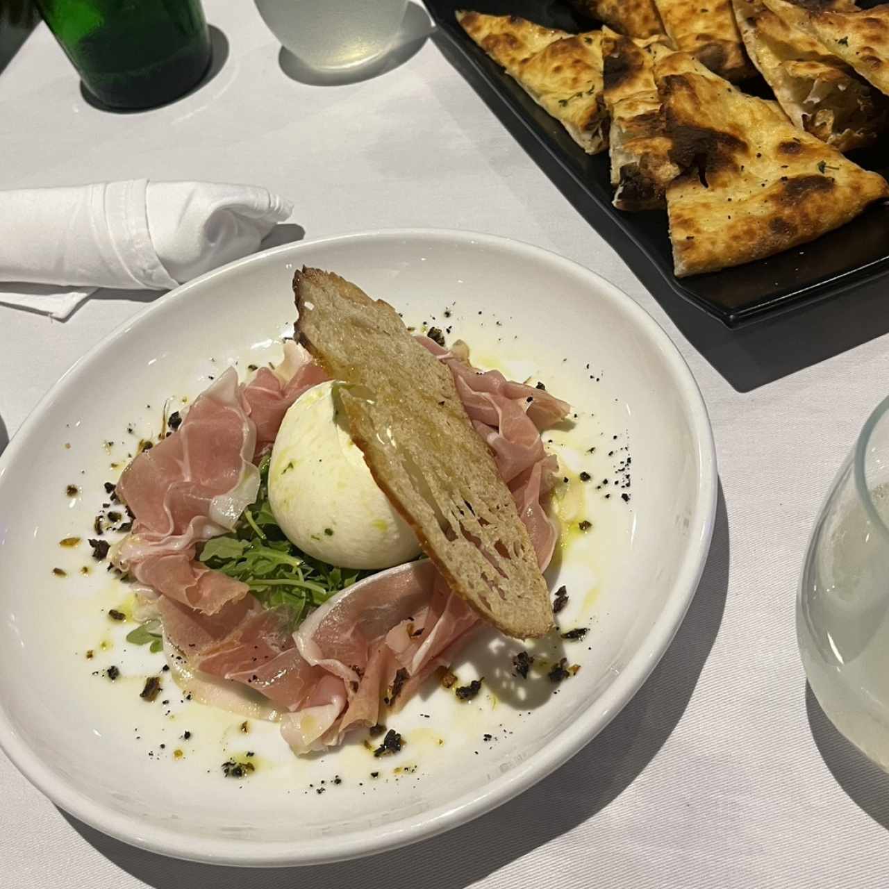 Antipasti - Burrata con prosciutto