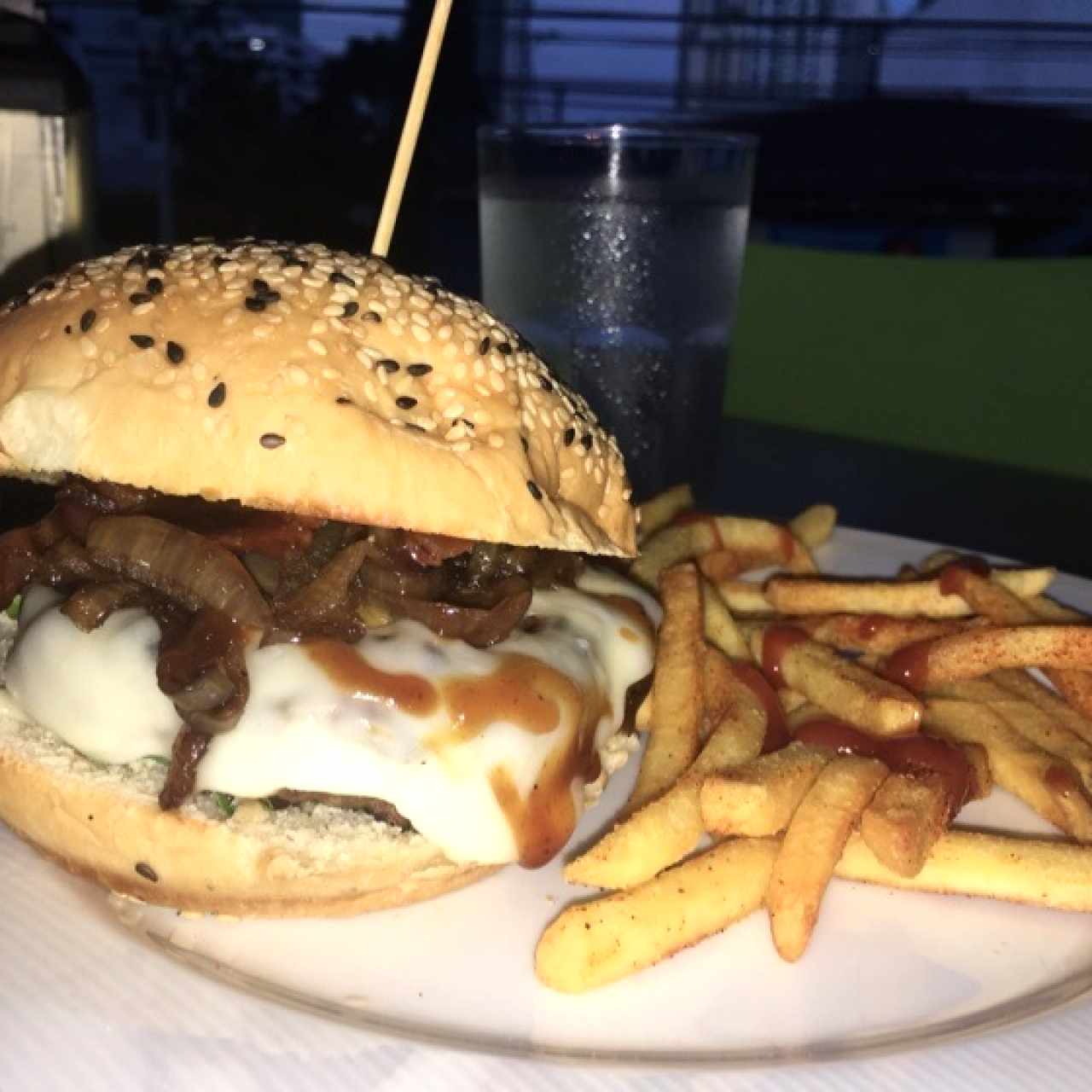 queso mozzarella, salsa bbq, lechuga, tomate y cebolla caramelizada!