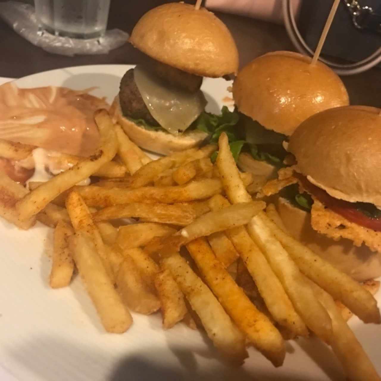 tres hamburguesas diferentes por 15$
