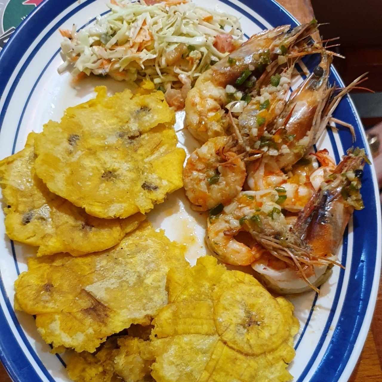 Langostinos al ajillo con Patacones