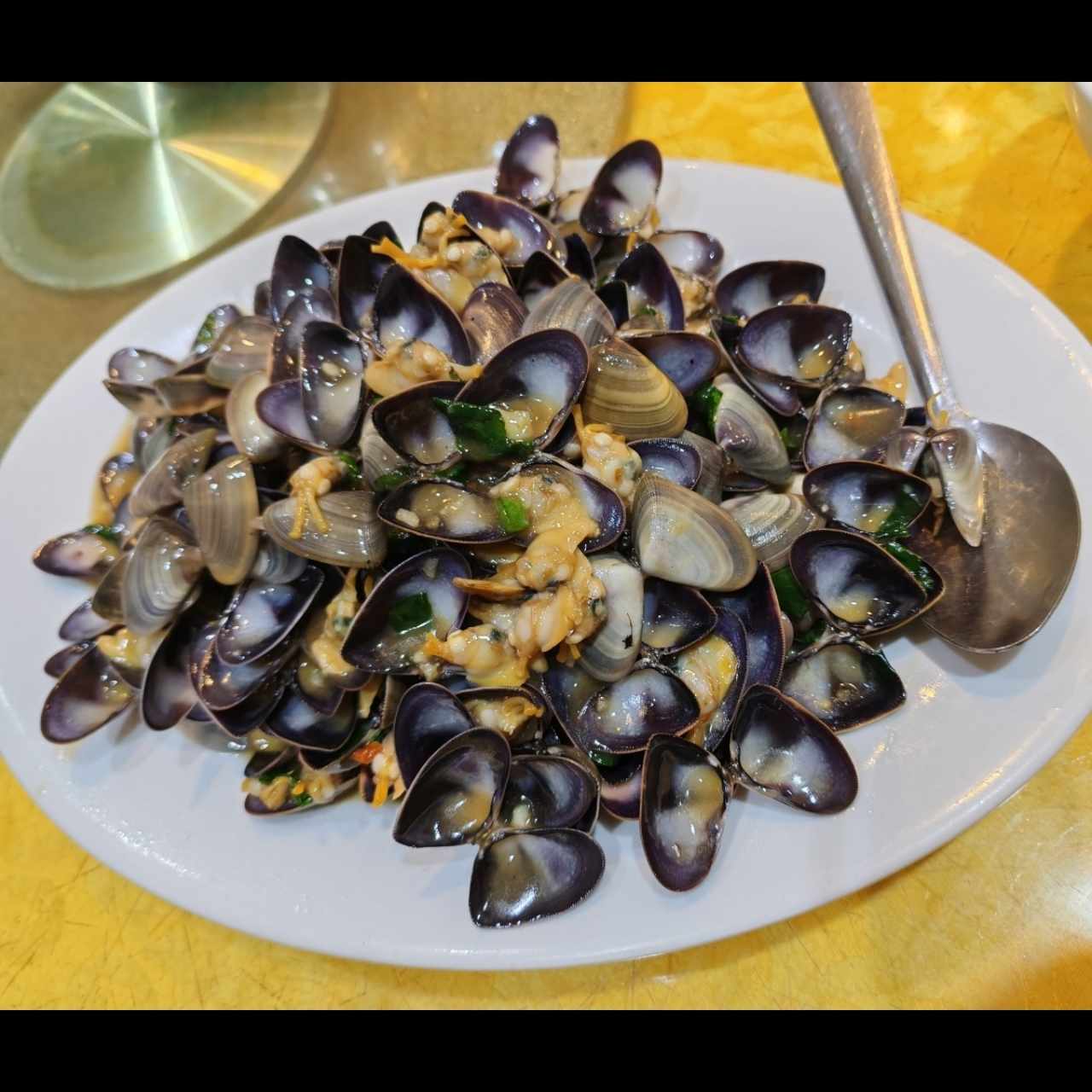 Almejas con salsa se frijolitos negros 👍😋