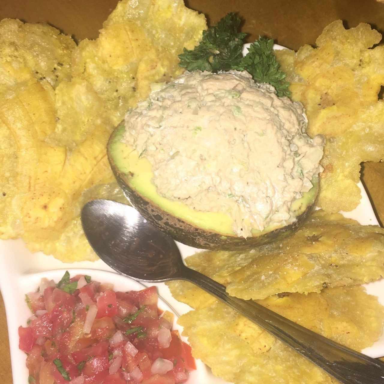 ensalada de tuna con aguacate
