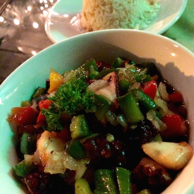 Pulpo a la diavola con arroz con coco
