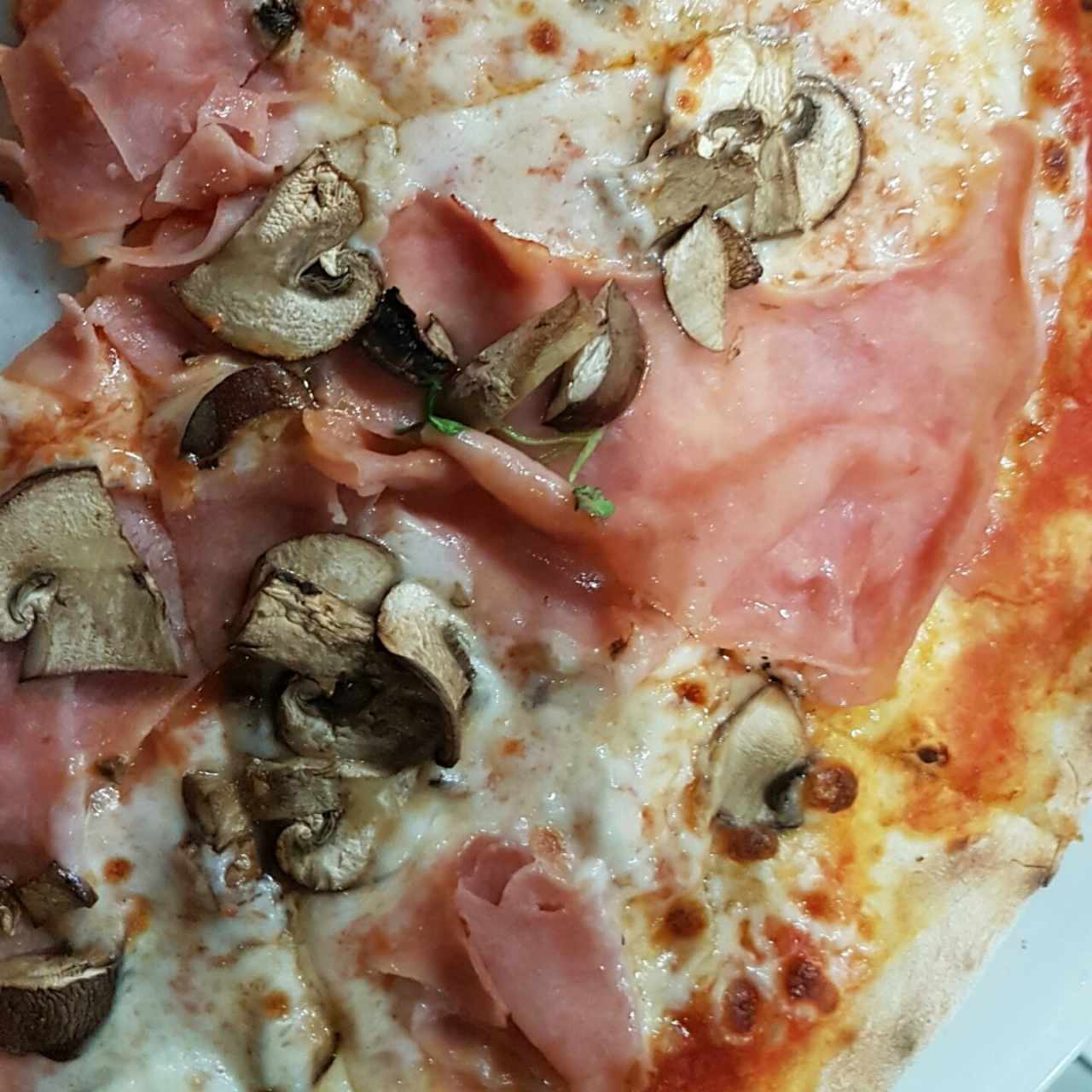 pizza con hongos y jamón.